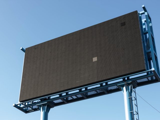 Dlaczego wyświetlają się puste reklamy i co z tym zrobić?