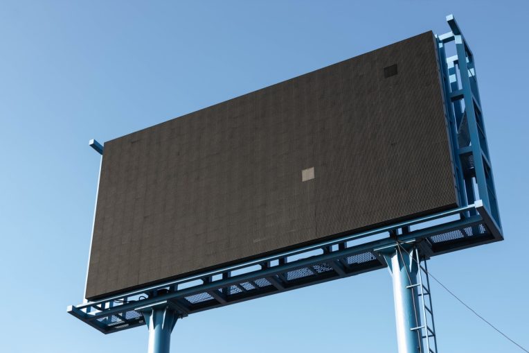 Dlaczego wyświetlają się puste reklamy i co z tym zrobić?